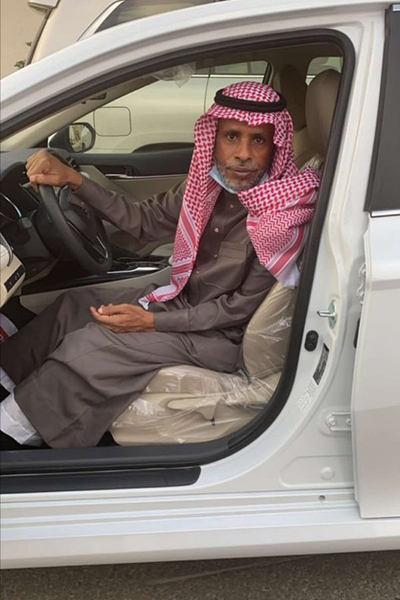 تركي آل الشيخ يهدي الشاعر عبد الله فقيري هدية فخمة ومبلغًا ماليًا
